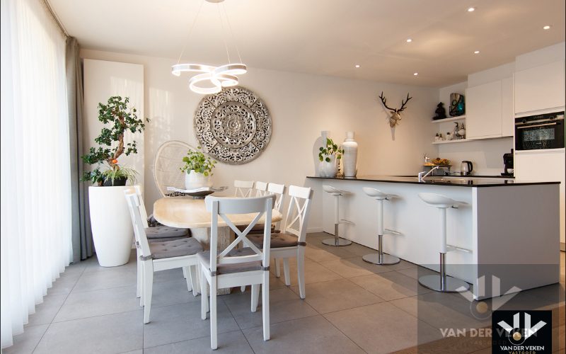 Totaal gerenoveerd gelijkvloers 3 slpk-appartement met gezellig terras op een toplocatie. Garagebox optioneel! - Featured Image