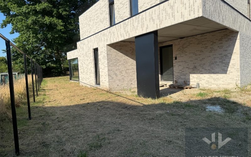 Ruime en volledig afgewerkte half open BEN-woning met 3 slaapkamers te bewonderen in het gezellige Kermt - Featured Image