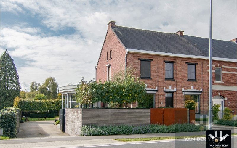 Knap afgewertet, energiezuinige, lichtrijke en ruime woning met vier slaapkamers en guesthouse/praktijkruimte met tal van mogelijkheden op centrale (maar toch bosrijke!) locatie te As - Featured Image