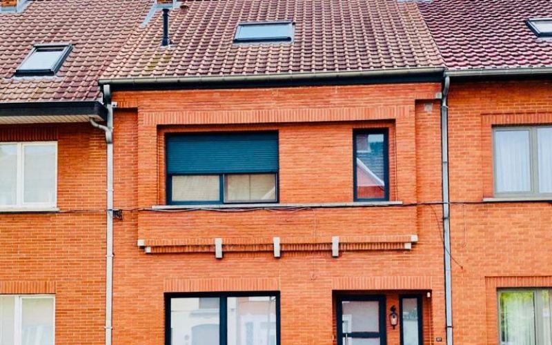Ruime woning met 4 slaapkamers en 2 badkamers - Featured Image