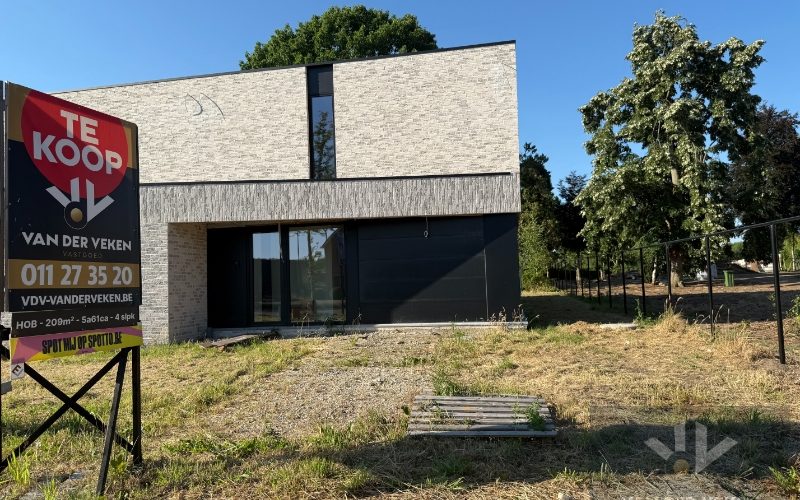 Ruime half open BEN-woning met 4 slaapkamers en inpandige garage te bewonderen in het gezellige Kermt. - Featured Image