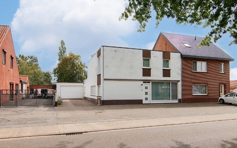 TE RENOVEREN WONING OP RUIM PERCEEL VAN BIJNA 12 ARE HALFOPEN BEBOUWING MET VEEL RUIMTE EN UITBREIDINGSMOGELIJKHEDEN - Featured Image
