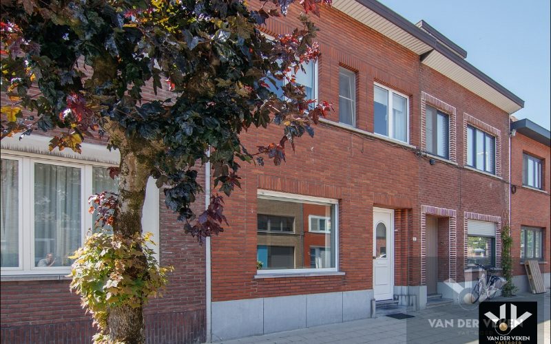 RUIME, VERZORGDE RIJWONING MET TOFFE STADSTUIN - Featured Image