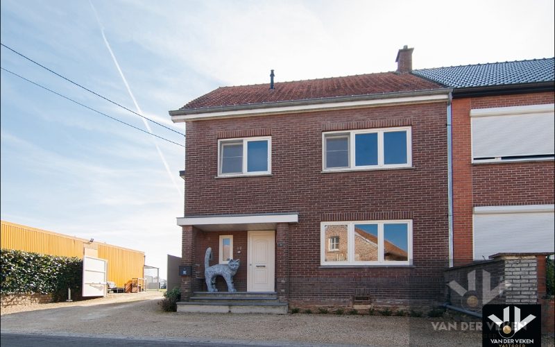 VOLLEDIG GERENOVEERDE, INSTAPKLARE GEZINSWONING - Featured Image
