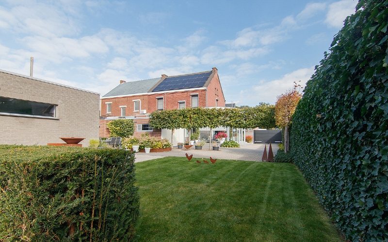 Knap afgewerkte, energiezuinige en ruime woning met guesthouse/praktijkruimte op een centrale (maar toch bosrijke!) locatie te As - Featured Image