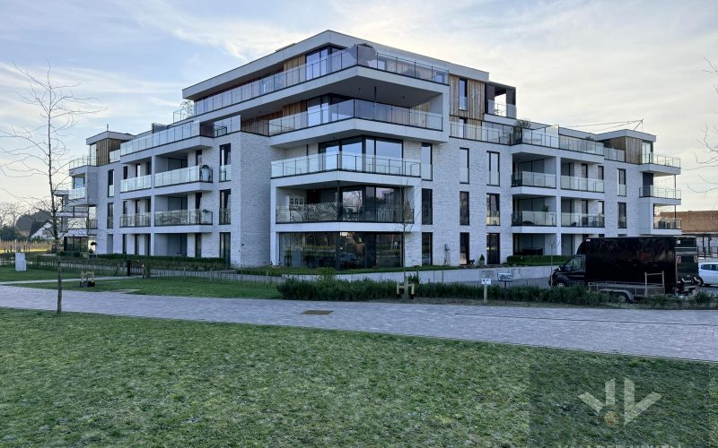 UNIEK GEMEUBELD 3 SLAAPKAMER APPARTEMENT! - Featured Image