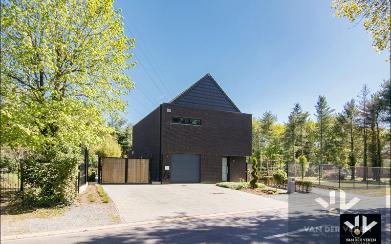 MODERNE GEZINSWONING OP 14A 45CA - Featured Image