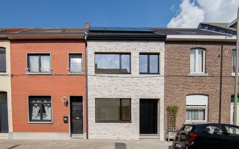 Geslaagde totaalrenovatie met 4 slaapkamers, 2 badkamers, zonnig terras, omheinde tuin en toegang achteraan - Featured Image