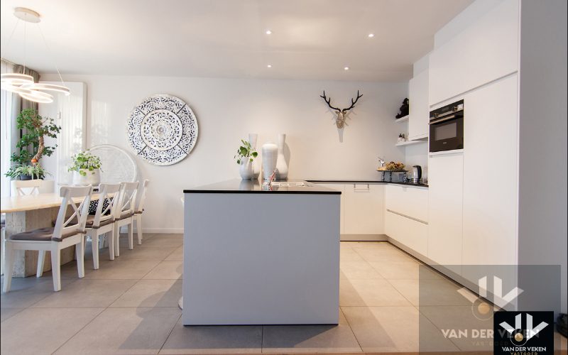Totaal gerenoveerd gelijkvloers 3 slpk-appartement met gezellig terras op een toplocatie. Garagebox optioneel! - Featured Image