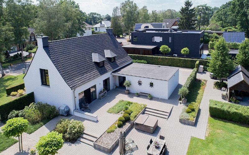 Landelijk ingerichte villa op exclusief en rustig gelegen perceel met een straatbreedte van 38m terug te vinden in één van de meeste geliefde Hasseltse buurten 'Berkenveld' - Featured Image