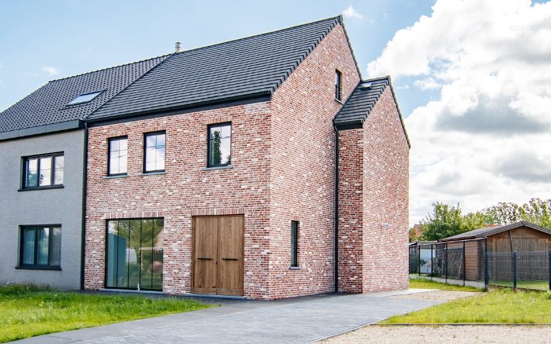 Zeer ruime, totaal gerenoveerde halfopen bebouwing in een rustige, doodlopende straat op centrale locatie! - Featured Image