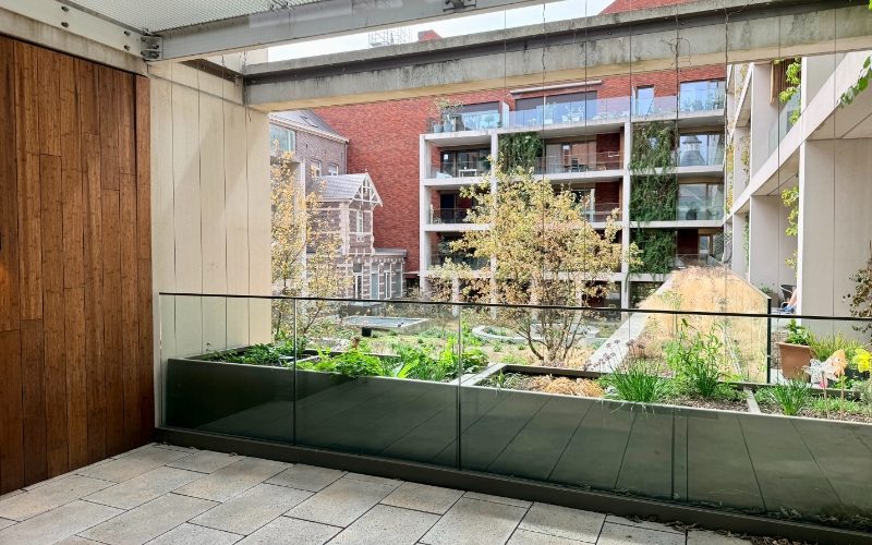 SERVICEFLAT MET GEZELLIG TERRAS - Featured Image