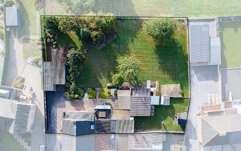 Achtergelegen woning met mogelijkheden op ruim, rustig en zonrijk perceel met een mooi zicht op 17 are 97 ca - Featured Image