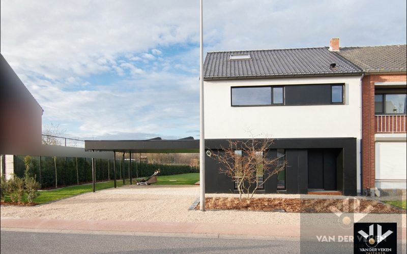 TOTAAL VERNIEUWDE WONING - ENKEL NOG AFWERKEN NAAR EIGEN SMAAK EN INZICHT - Featured Image
