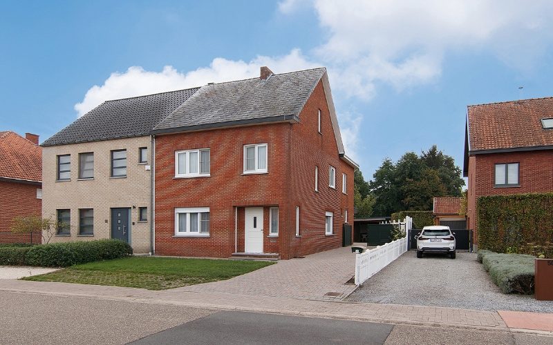 TRADITIONELE WONING VLAK BIJ DE STAD EN HET KANAAL - Featured Image
