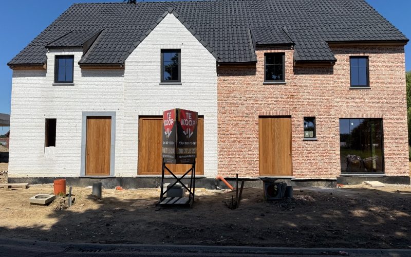 Moderne halfopen nieuwbouwwoning met 4 slaapkamers en 2 badkamers - Featured Image