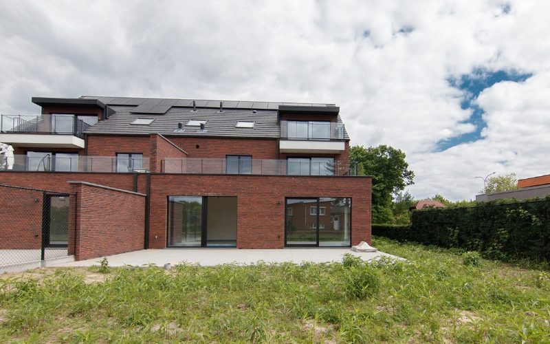 Ruim gelijkvloers nieuwbouwappartement met 4 slaapkamers en 2 badkamers, ruim terras en een mooie tuin op een goed bereikbare locatie! - Featured Image