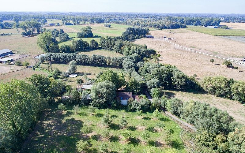 Kom tot rust in deze uitzonderlijk rustig gelegen 'te renoveren' langgevelhoeve op meer dan 2,5 hectaren - Featured Image