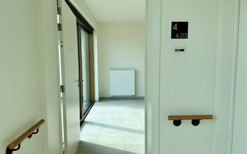 SERVICEFLAT MET GEZELLIG TERRAS - Featured Image