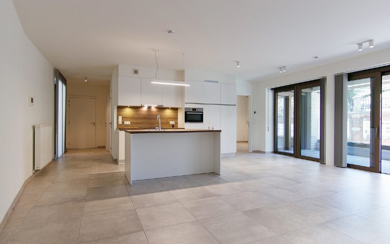 Moderne serviceflat met 2 ruime slaapkamers, 2 badkamers en een uitnodigend terras op een TOP locatie in het centrum van Hasselt - Featured Image