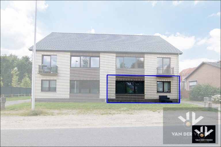 Te renoveren, ruim, centraal en toch rustig gelegen glvl 2-slpkapp met ruim terras nabij centrum Halveweg Zonhoven - Featured Image