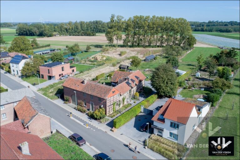 Volledig gerenoveerde, instapklare hoeve met authentieke elementen en sfeer in het hart van Haspengouw - een charmante woning én een ideale locatie om uw evenementenlocatie, B&B, kantoor, ... te vestigen! - Featured Image