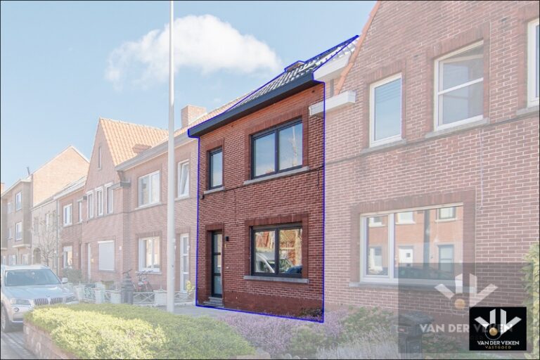 Volledig gerenoveerde en instapklare woning met gezellige stadstuin - Featured Image